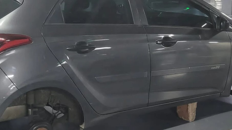 Criminosos furtam as quatro rodas de veículo estacionado em Shopping na Barra