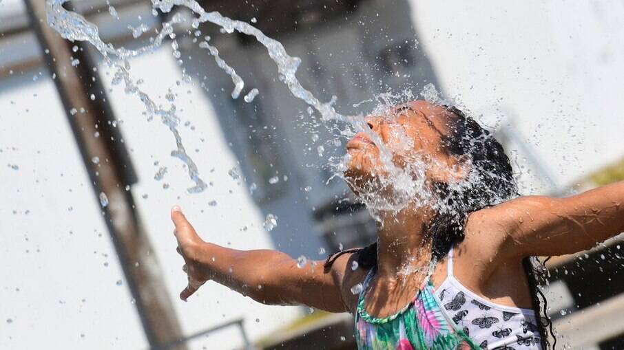 Crianças se refrescando no parque aquático comunitário em Richmond, na Colúmbia Britânica