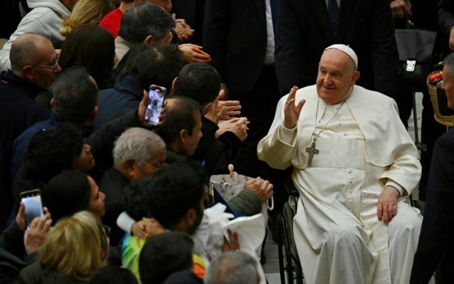 O papa Francisco acena para fiéis durante audiência na Sala Paulo VI do Vaticano, em 21 de dezembro de 2024