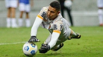 Sondado pelo São Paulo, goleiro encaminha renovação com o Sport
