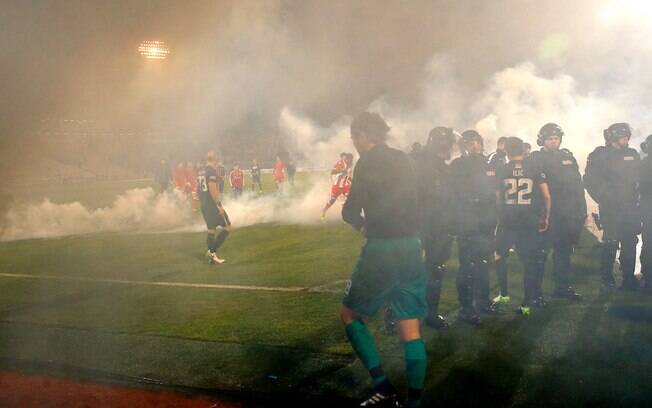 Muita festa da torcida e sinalizadores no gramado: Partizan vence Estrela  Vermelha e vai à final da Copa da Sérvia, futebol internacional