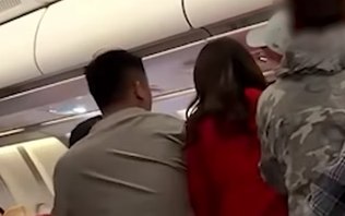 VÍDEO: passageiros trocam socos após confusão em avião