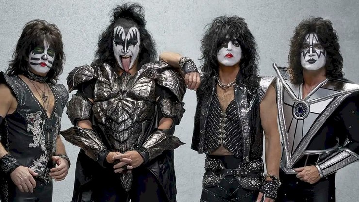 Preservativos e caixão: Kiss já lançou entre 3 mil produtos; veja