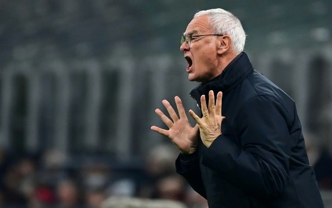 O técnico da Roma, Claudio Ranieri, orienta seu time durante a partida da Serie A contra o Milan no estádio San Siro em Milão, em 29 de dezembro de 2024