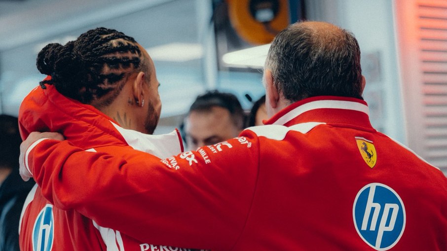 Lewis Hamilton abraça Fred Vasseur