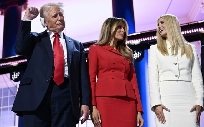 Donald Trump, que assumirá a presidência dos Estados Unidos em janeiro, com a esposa Melania Trump (centro) e a filha Ivanka Trump (à direita), em Milwaukee, no dia 18 de julho de 2024