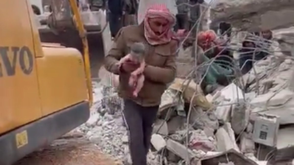 Recém-nascida é resgatada dos escombros após terremoto na Síria