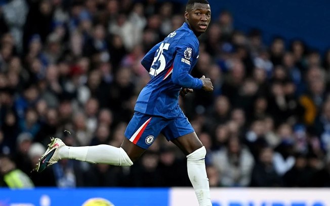 Moisés Caicedo em ação com a camisa do Chelsea, da Inglaterra