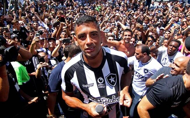 Diego Souza foi para a galera após ser apresentado pelo Botafogo Diego Souza foi para a galera após ser apresentado pelo Botafogo