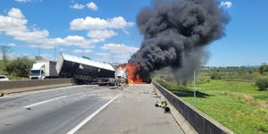 Acidente fecha totalmente Dutra em Pindamonhangaba