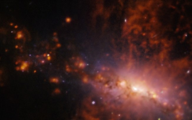 Esta galáxia polui o espaço com o equivalente a 50 milhões de sóis