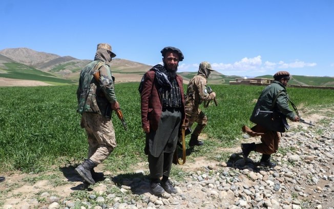 Talibãs em um campo na província de Badakhshan, nordeste do Afeganistão, em 6 de maio de 2024