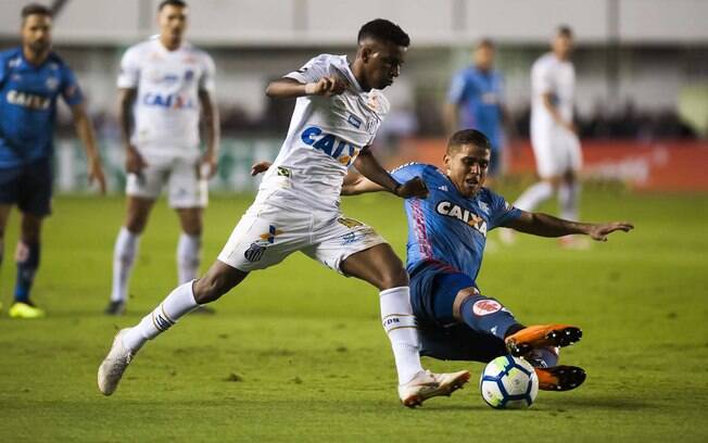 Rodrygo tenta escapar da marcação durante a partida contra o Flamengo