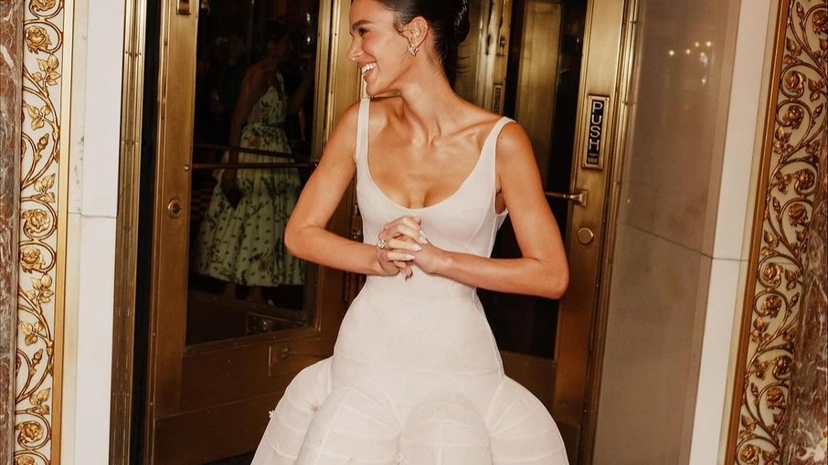 Bruna Marquezine fez sua estreia no Met Gala na segunda-feira (6)