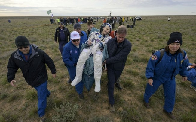 O astronauta americano Don Pettit (C), 70 anos, dpois de pousar com a nave espacial Soyuz MS-26 no Cazaquistão, em 20 de abril de 2025 O astronauta americano Don Pettit (C), 70 anos, dpois de pousar com a nave espacial Soyuz MS-26 no Cazaquistão, em 20 de abril de 2025
