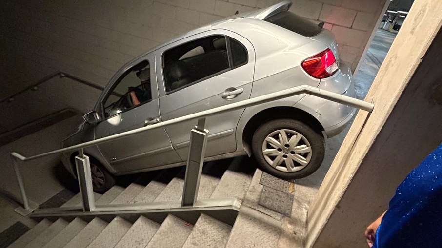 Torcedor do Cruzeiro desce escada de carro no Mineirão