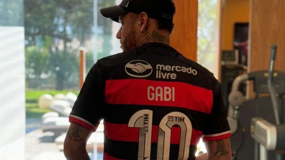 Neymar posa com camisa de Gabigol, do Flamengo