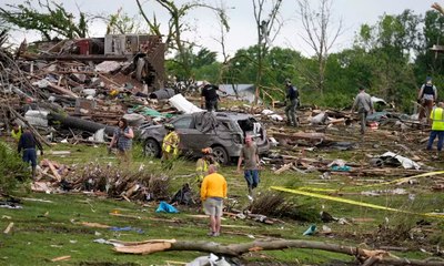 Tornado atinge Estado Unidos, deixa mortos e rastro de destruição