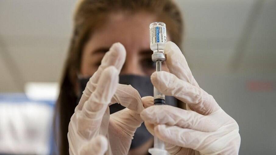 Mundo ultrapassa marca de 1 bilhão de vacinas contra a Covid-19 aplicadas
