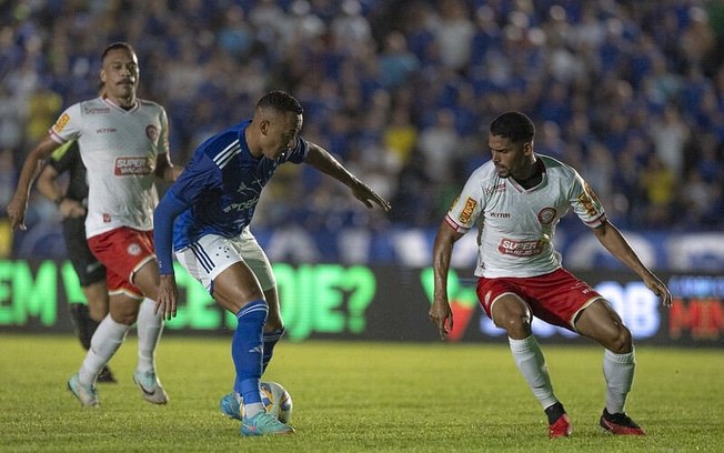 Jogadores de Cruzeiro e Tombense em disputa de bola na semifinal do Mineiro - Fotos : Staff Images / Cruzeiro