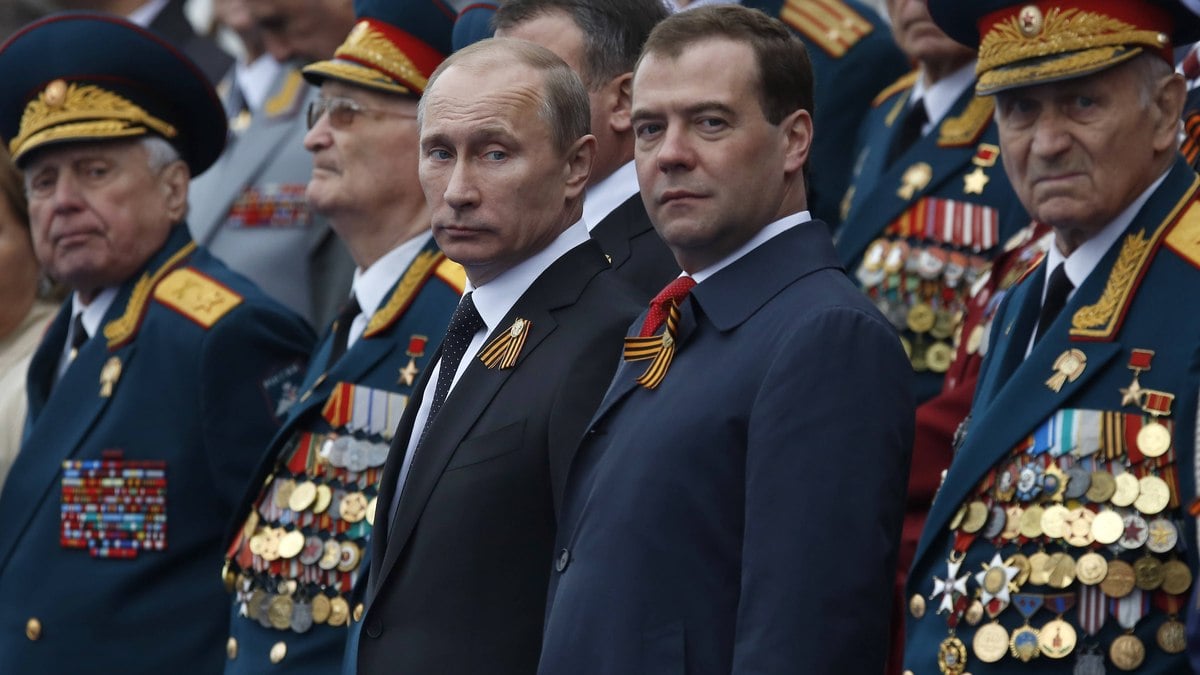 Presidente russo, Vladimir Putin (no centro, à esq.) e o premiê Dmitri Medvedev (no centro, à dir.) participam do Dia da Vitória ao lado de veteranos da 2ª Guerra