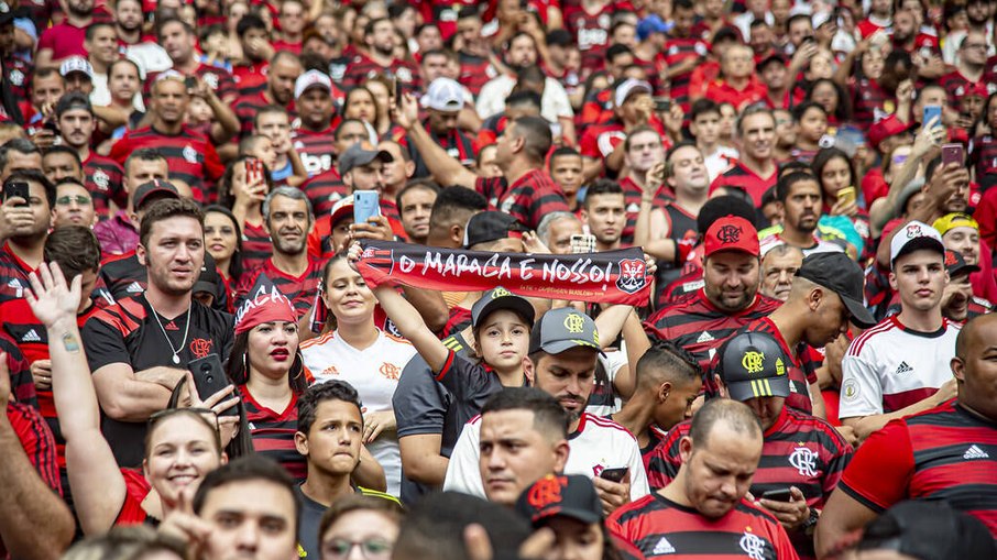 Torcida rubro-negra no Maracanã pode comemorar a vitória do Flamengo neste domingo