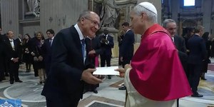 Alckmin cumprimenta Leão XIV e entrega convite para COP30