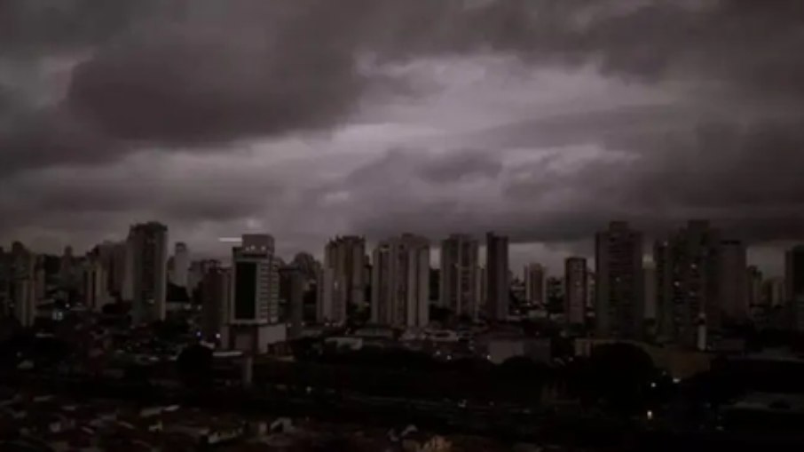 Céu em São Paulo em 18 de agosto de 2019 com fumaça da Amazônia que se combinou com frente fria para trazer chuva preta com precipitação de soot na capital paulista