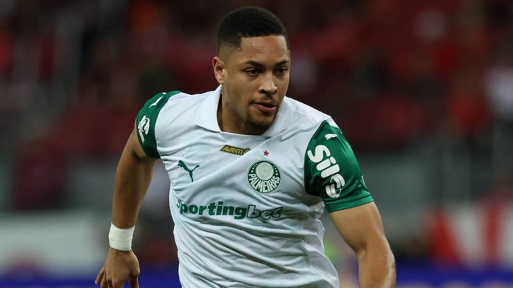 Jornalista vaza áudio de Vitor Roque para mãe: "Interesseira"