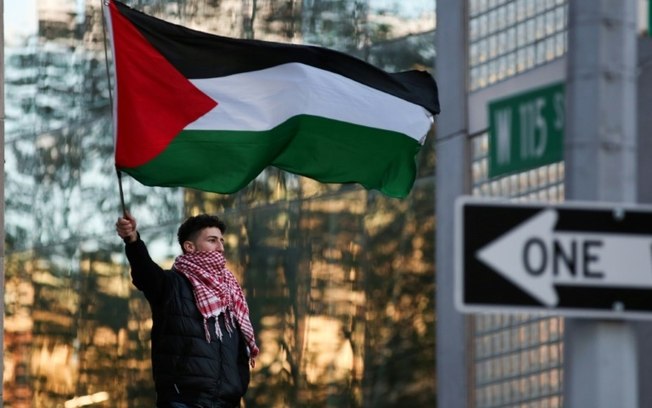 Os manifestantes exigem que a universidade boicote todas as atividades relacionadas com Israel