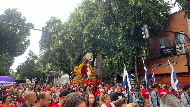 Procissão de São Sebastião reúne centenas de fiéis no Rio