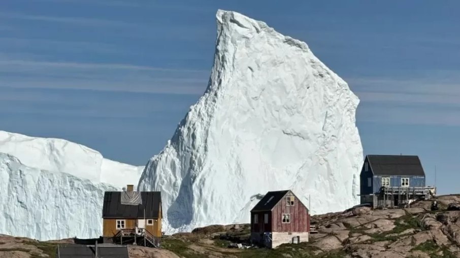 Iceberg gigante ameaça vila na Groenlândia e causa alerta Iceberg gigante ameaça vila na Groenlândia e causa alerta