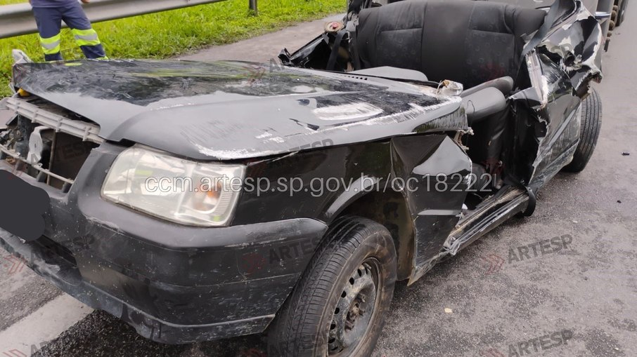 Três ocupantes do carro morreram no local e uma vítima foi socorrida em estado grave