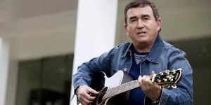 Amado Batista testa positivo para Covid-19 e está isolado em Goiânia
