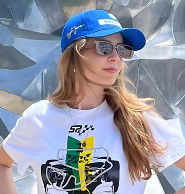 Colunista do iG, Stella Vicente é Jornalista e criadora de conteúdo. Stella fala diariamente sobre Fórmula 1 nas redes sociais, onde reúne mais de 75 mil seguidores entre TikTok e Instagram. Apaixonada pelo automobilismo, conecta informação e entretenimento em análises leves e acessíveis sobre os bastidores e as emoções da principal categoria do esporte a motor.