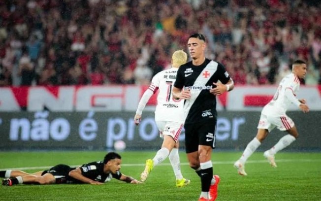 Flamengo passa pelo Vasco e caminha rumo a mais um título do Brasileirão Flamengo passa pelo Vasco e caminha rumo a mais um título do Brasileirão