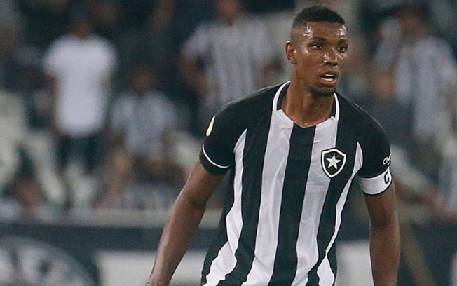 Kanu agradece torcida do Botafogo e reconhece desempenho da equipe: ‘Precisamos dar muito mais’