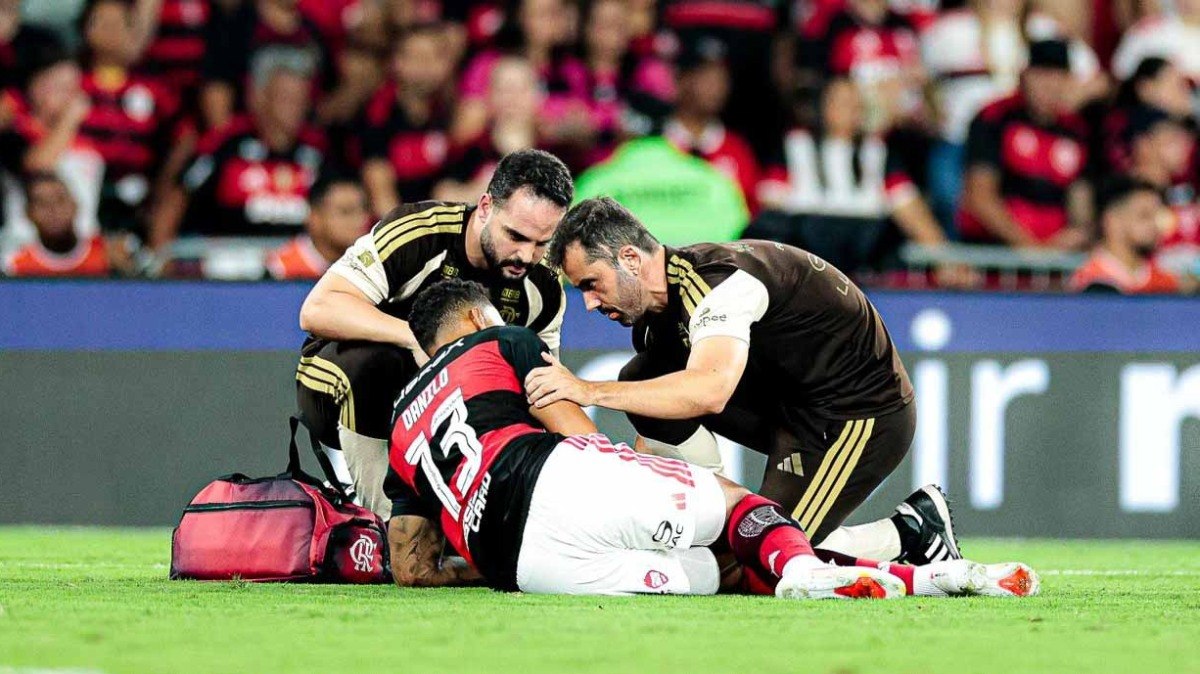 Danilo%20se%20pronuncia%20ap%C3%B3s%20cirurgia%20e%20brinca%20com%20filho