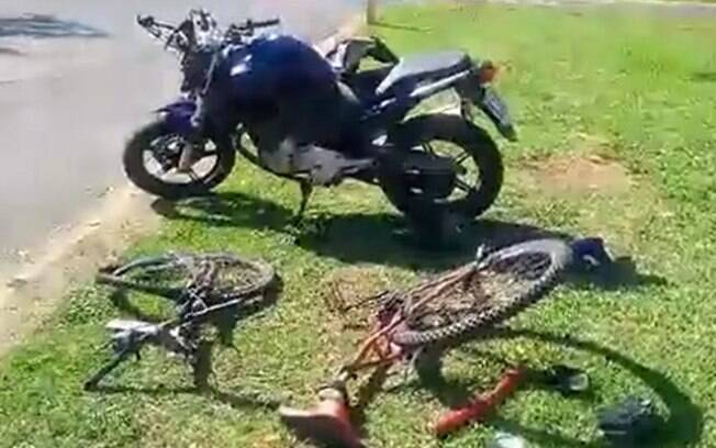 Batida entre bicicleta e moto deixa um morto e um estado grave