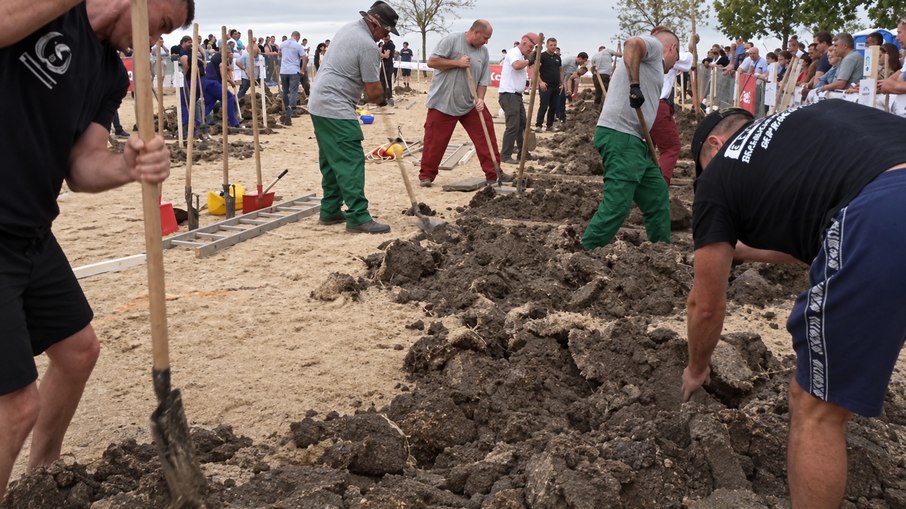 Disputa profissional reúne duplas de coveiros e tenta dar visibilidade à profissão Disputa profissional reúne duplas de coveiros e tenta dar visibilidade à profissão