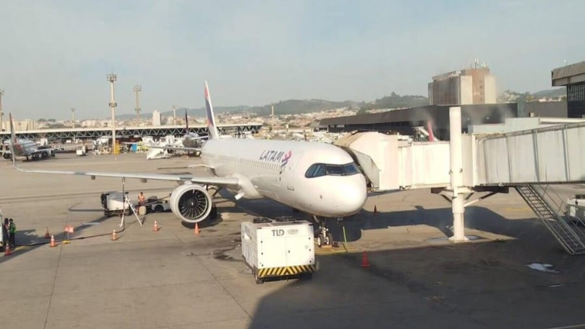 Avião no Aeroporto de Guarulhos Avião no Aeroporto de Guarulhos