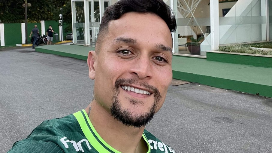 Palmeiras anunciou a contratação do atacante Artur