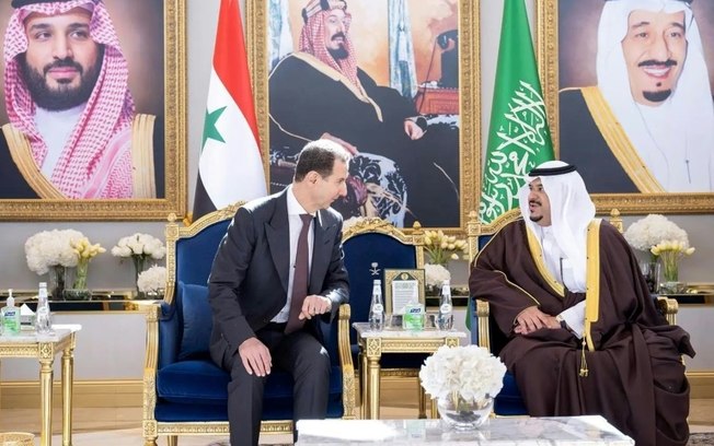 Foto cedida pela agência saudita SPA em 11 de novembro de 2024 mostra o vice-governador saudita da região de Riade, príncipe Mohamed bin Abdulrahman bin Abdulaziz (à direita), recebendo o presidente sírio Bashar al Assad, antes de uma cúpula árabe-islâmica