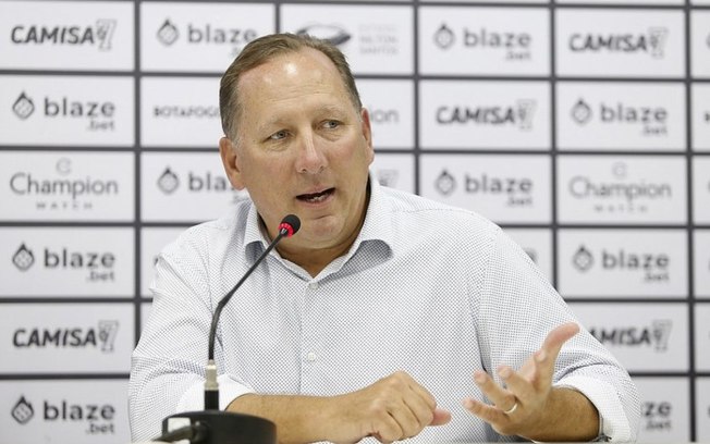 Textor responde torcedor em rede social sobre momento do Botafogo : 'Acredito nestes jogadores, no projeto'