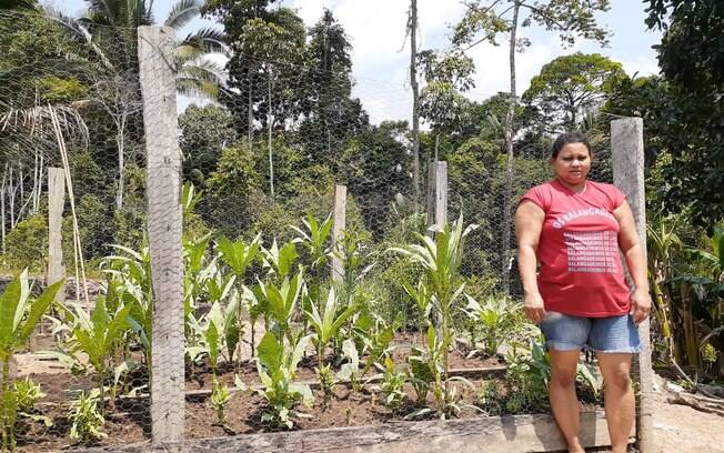 Produtora de café agroflorestal%2C Glória Dias Inácio. À frente%2C a horta da produtora%2C e%2C ao fundo%2C sua mata reflorestada. Produtora de café agroflorestal%2C Glória Dias Inácio. À frente%2C a horta da produtora%2C e%2C ao fundo%2