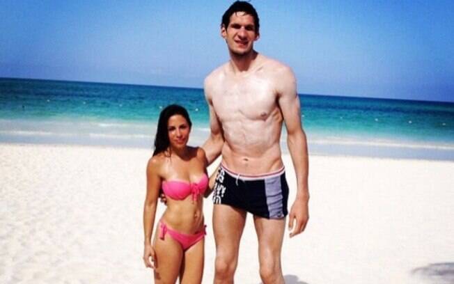 Boban Marjanovic, do San Antonio Spurs, ao lado da esposa