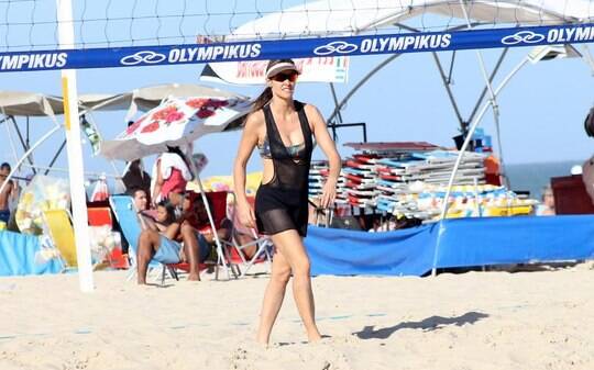 Fernanda Lima joga vôlei e namora na praia