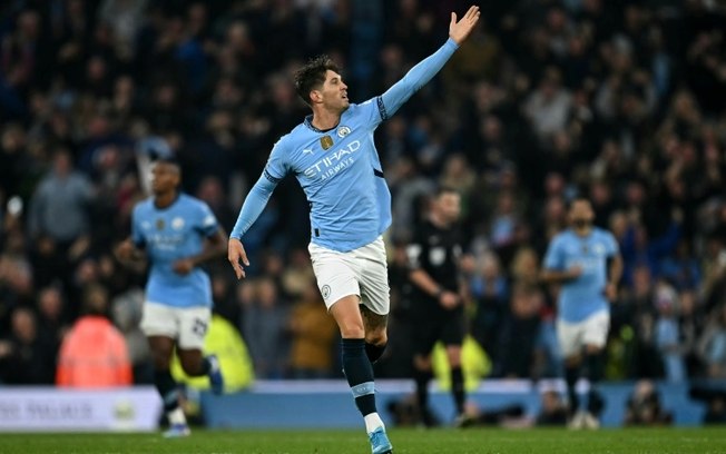 O zagueiro do Manchester City, John Stones, marca o gol de empate na partida da Premier League entre Manchester City e Arsenal, no Etihad Stadium, em Manchester, em 22 de setembro de 2024