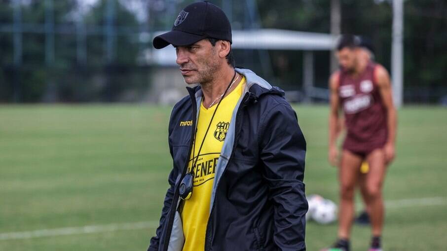 Fabián Bustos é o novo técnico do Santos