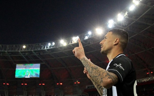 Expulso contra o Internacional, Philipe Sampaio comemora vitória do Botafogo: 'Deus é justo'